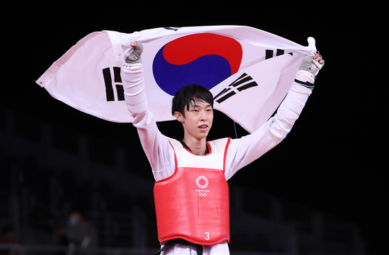 Jang Jun celebrates after winning the bronze medal in the men's 58 kilogram at Makuhari Messe Hall in Chiba, Japan. [YONHAP]