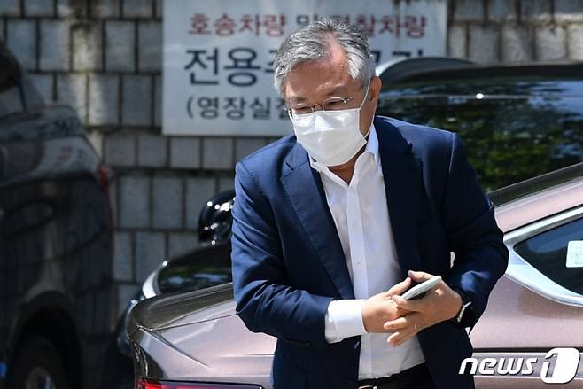 (서울=뉴스1) 이승배 기자 = 최강욱 열린민주당 대표가 23일 오후 서울 서초구 서울중앙지방법원에서 열린 '검언유착' 허위사실 유포 혐의 관련 정보통신망이용촉진및정보보호등에관한법률위반(명예훼손) 공판에 출석하고 있다. 2021.7.23/뉴스1