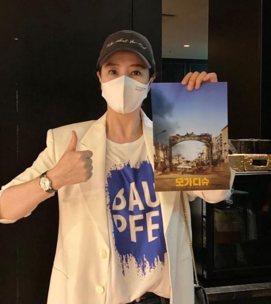 Kim Hye-soo posted a picture on his 24th day with his article Mogadishu OMG, a huge movie that will never be released again.In the open photo, Kim Hye-soo is holding a Mogadishu poster in one hand and raising his thumb.The movie Mogadishu, directed by Ryu Seung-wan, starred actors Kim Yoon-seok, Jo In-sung, Huh Jun-ho and Gu-hwan.Meanwhile, Kim Hye-soo is filming the Netflix web drama Boy Judge.