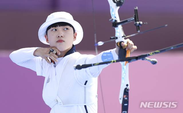 [도쿄(일본)=뉴시스] 최진석 기자 = 대한민국 양궁 대표팀 안산이 24일 오후 일본 도쿄 유메노시마 양궁장에서 열린 2020 도쿄올림픽 양궁 남녀혼성단체전 8강전에 출전하고 있다. 2021.07.24. myjs@newsis.com