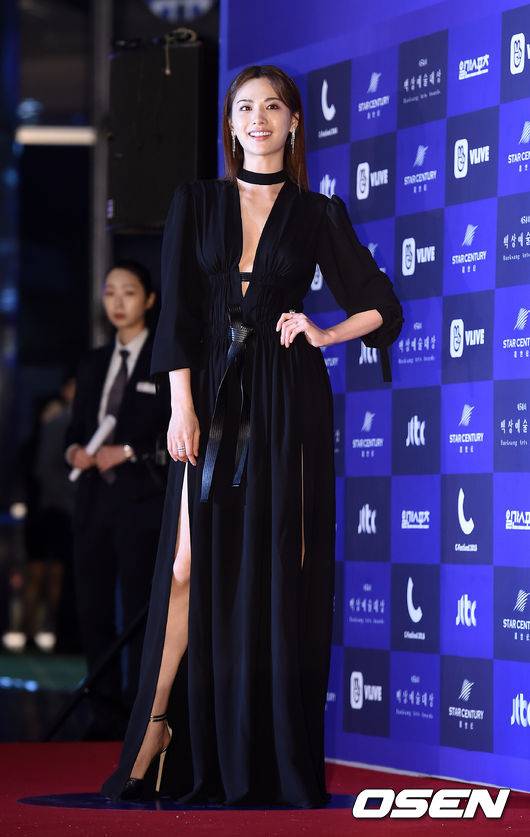 [OSEN=지형준 기자] 3일 오후 서울 삼성동 코엑스에서 열린 제 54회 백상예술대상 시상식 레드카펫 행사. 배우 나나가 포즈를 취하고 있다. /jpnews@osen.co.kr