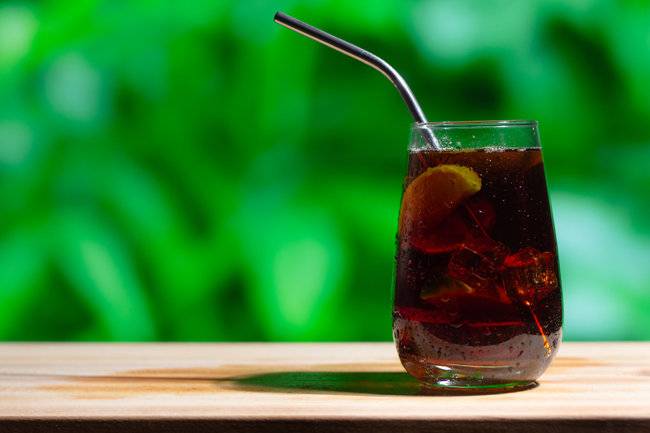 같은 양의 레드 와인과 콜라를 섞어 만드는 칼리모초. ‘방콕’하지만 분위기를 내고 싶은 여름 휴가에 어울린다. [GettyImage]