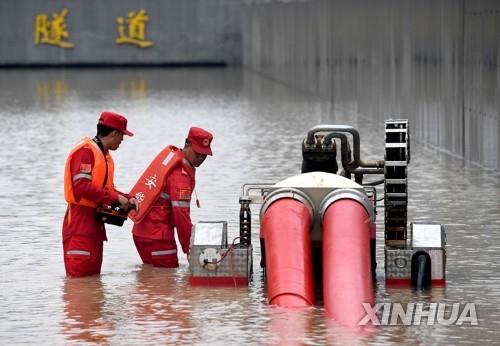 22일 배수작업 진행중인 중국 정저우 터널 [신화=연합뉴스 자료사진]