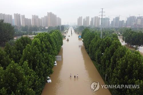 23일 촬영한 중국 정저우의 침수 도로 [로이터=연합뉴스 자료사진]