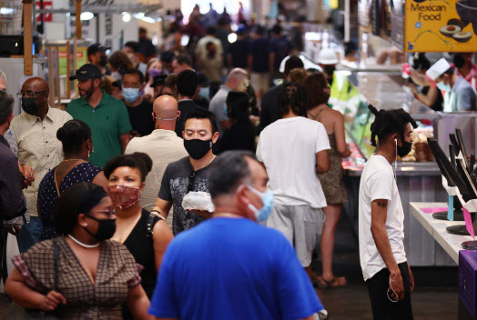 마스크를 낀 로스앤젤레스 시민들(사진=AFP)
