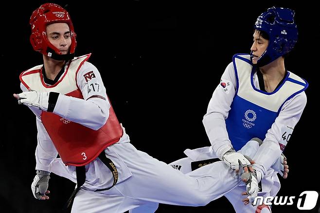 한국 태권도 '간판' 이대훈이 25일 일본 지바 마쿠하리 메세 A홀에서 열린 2020 도쿄올림픽 태권도 남자 68㎏급 16강전에서 울루그벡 라시토프(우즈베키스탄)와 연장전 끝에 19-21로 졌다. © AFP=뉴스1 © News1 이동원 기자