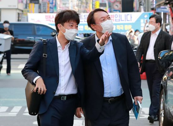 이준석 국민의힘 대표와 윤석열 전 검찰총장이 25일 오후 서울 광진구 건대 맛의거리에서 '치맥회동'을 하기 위해 음식점으로 향하고 있다. [이미지출처=연합뉴스]