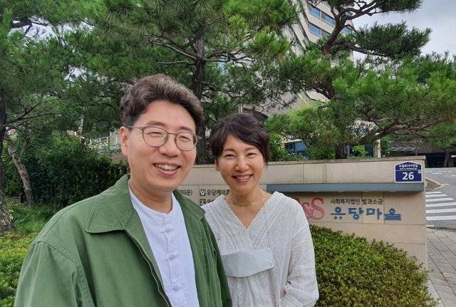 전국 실버타운 관련 정보를 유튜브에 올리는 문성택 씨 부부. 빨리 60세가 되는 날을 고대하고 있다. 문성택 씨 제공