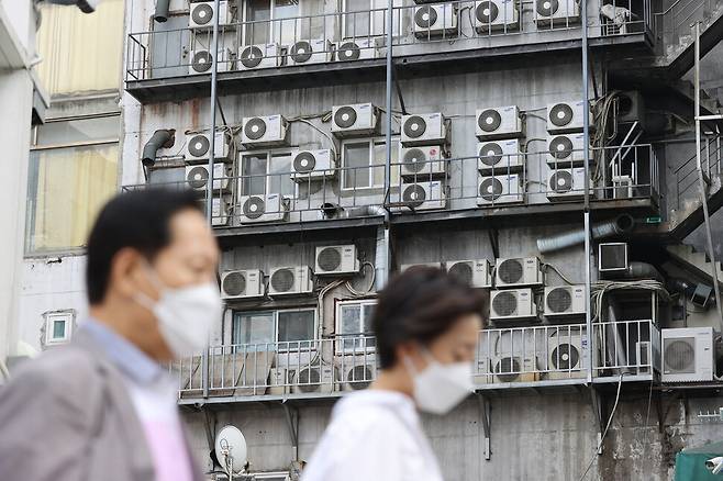 서울 중구의 한 건물에 에어컨 실외기가 빼곡히 설치돼 있는 모습. 연합뉴스