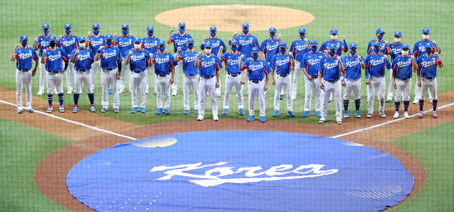 야구대표팀이 25일 서울 구로구 고척스카이돔에서 키움 히어로즈와 경기를 마친 뒤 출정식을 하고 있다. 연합뉴스