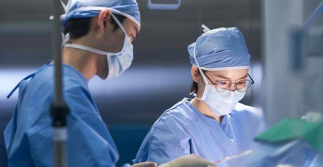 tvN 드라마 '슬기로운 의사생활' 시즌 1에서 신경외과 의사 채송화는 수술실에서도 후배에게 질문을 쏟아낸다. tvN 제공