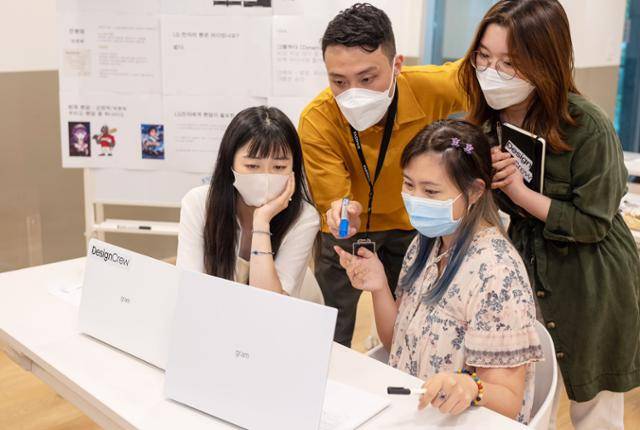 8일 LG전자가 올해 처음으로 운영하는 디자인크루(Design Crew) 프로그램에서 참가자들이 의견을 나누고 있다. 디자인크루 참여 대상은 Z세대(1990년대 중반~2000년대 초반 출생)인 대학생이다. LG전자 제공