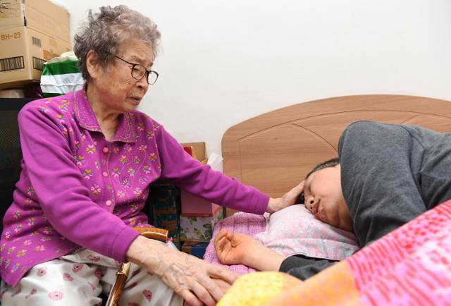 노모 권복순(93)씨가 어린이날인 5월 5일 서울 동작구 거처에서 근감소증을 앓고 있는 60대 아들 이기형씨를 돌보고 있다. 고영권 기자