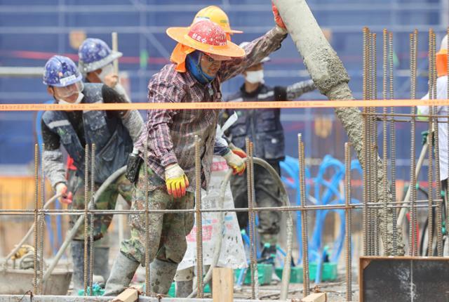 전국 곳곳에 폭염 특보가 내려진 20일 인천 중구 운남동 SK에코플랜트 아파트 건설 현장에서 근로자들이 구슬땀을 흘리며 일하고 있다. 연합뉴스