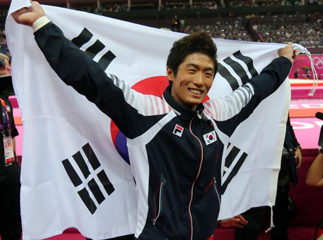 2012 런던올림픽에서 금메달 획득 후 태극기를 들고 환호하고 있는 양학선.