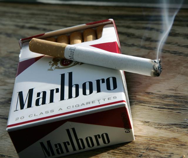 필립모리스사가 영국에서 향후 10년 내 말보로 등 전통적 연초 담배 판매 중단 뜻을 밝혔다. AP 연합뉴스 자료사진