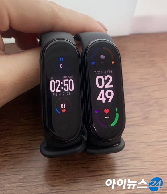 '미밴드6'(오른쪽)는 겉으로 봤을 땐 전작인 '미밴드5'와 차이가 없다. [사진=서민지 기자]