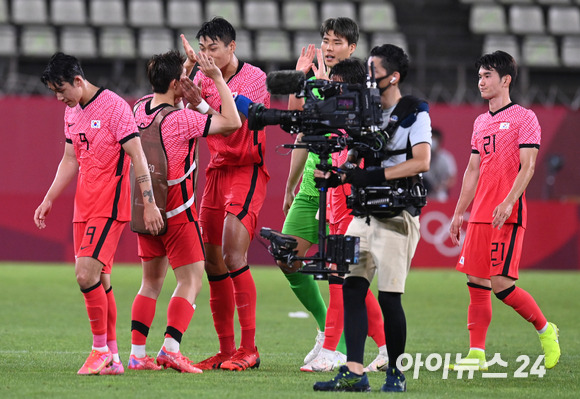 대한민국 선수들이 25일 오후 일본 이바라키 가시마 스타디움에서 진행된 '2020 도쿄올림픽' 남자축구 조별리그 B조 2차전 대한민국과 루마니아의 경기에서 4-0으로 승리를 한 후 하이파이브를 하고 있다.