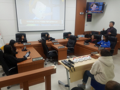지난 2019년 충남 아산시 음봉초 학생들이 가상의 학교폭력 사건에 대한 모의국민참여재판을 진행하고 있다. 권순재기자