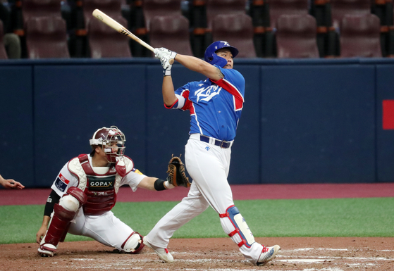 Kang Baek-ho hits a home run for the Korean national team in a tuneup game against the Kiwoom Heroes at Gocheok Sky Dome in western Seoul on Sunday. [NEWS1]