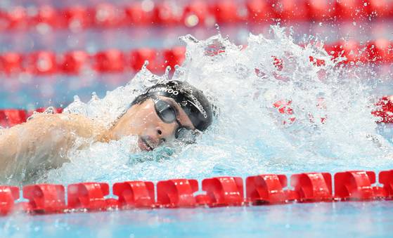 Hwang Sun-woo competes during the men's 200m freestyle heat at the Tokyo 2020 Olympic Games in Tokyo, Japan on Sunday. [XINHUA/YONHAP]