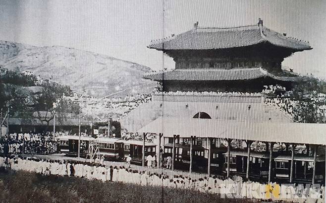 첫 전차개통식/ 1899년 흥인지문에서 열렸던 전차개통식에 사람들이 문루에까지 꽉차 새로운 문명에 대한 호기심을 나타냈다.