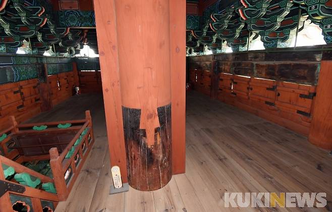 숭례문 복원 당시 타다남은 재목을 재활용해 기둥을 세웠다. 숭례문 문루 안으로 들어서니 소방시설과 화재 감시시설이 잘 갖추어져 있다. 일부분 남아있는 화마의 아픔을 보면서 문화재의 소중함을 다시 생각한다.