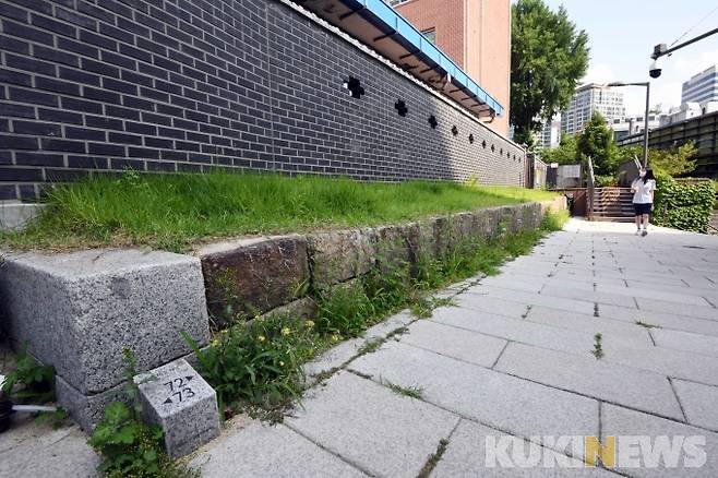 창덕여중 뒷편 담자락에 일부 복원된 한양도성 성곽/ 정동길 구간에서 유일하게 성곽을 볼 수 있는 구간이다.