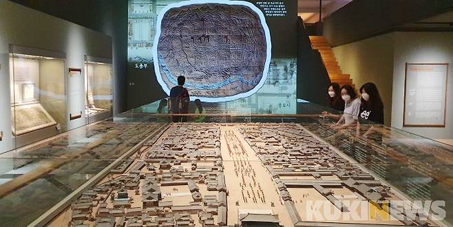 서울역사박물관의 상설전시관은 시대별로 서울의 모습을 보여준다. 먼저 '조선시대의 서울관'은 말 그대로 조선시대, 주로 후~말기의 모습을 전시한다. 수도 한양의 건설과정부터 육조거리와 북촌, 남촌, 중촌, 운종가 등을 모형과 영상으로 전시한다.