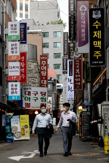 서울 중구 북창동 먹자골목에 음식점 간판들이 보이고 있다. /사진=뉴시스