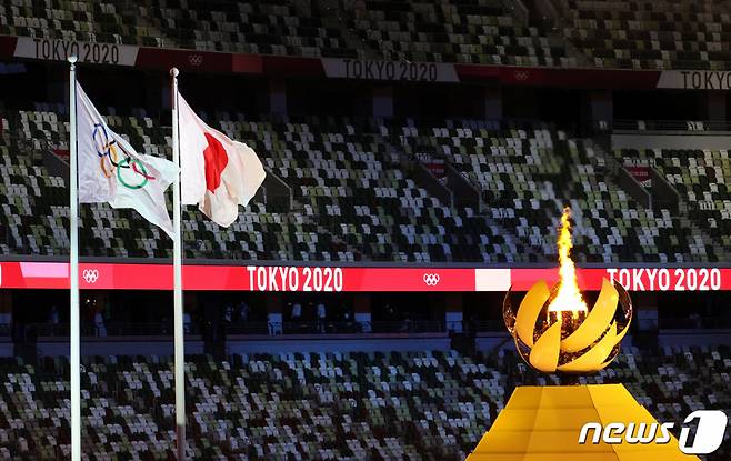 지난 23일 오후 일본 도쿄 국립경기장에서 열린 2020 도쿄올림픽 개막식에서 성화대가 타오르고 있다. /사진=뉴스1
