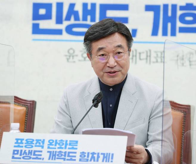 윤호중 더불어민주당 원내대표가 25일 서울 여의도 국회에서 취임 100일을 맞아 기자간담회를 하고 있다. / 사진제공=뉴시스