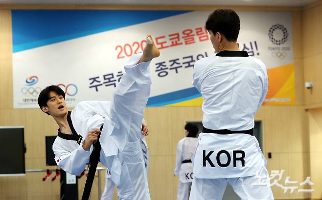 태권도 국가대표 이대훈 선수가 훈련을 하고 있다. 올림픽사진공동취재단