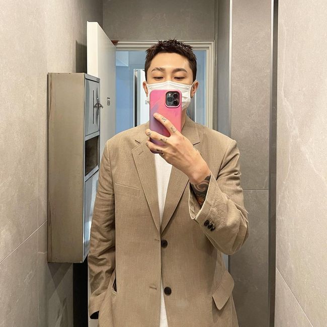 Rapper Sleepy was surprised by the changed image after the announcement of the marriage.Sleepy posted a picture and a photo on his instagram on the 25th, I do not know what Im seeing. Sunday also goes to work.The photo shows Sleepy, who is ready to go to work, checking his clothes in the bathroom.Sleepy cuts her long hair and draws attention to her neat, dandy look, with the outfit also showing a distinctly different image in a sophisticated suit style.Meanwhile, Sleepy marries up with a non-entertainer bride in October.