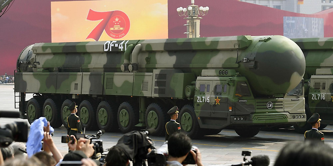 중국의 DF-41 대륙간탄도미사일 발사차량이 미사일을 탑재한 채 베이징 텐안먼 광장을 지나고 있다. 게티이미지