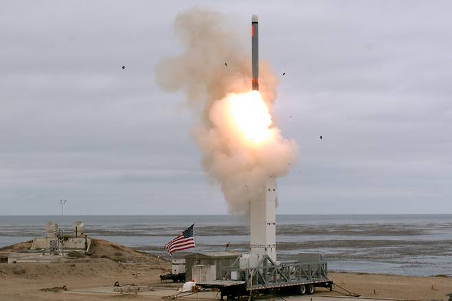 미국이 개발중인 중거리미사일이 발사관에서 발사되고 있다. 세계일보 자료사진
