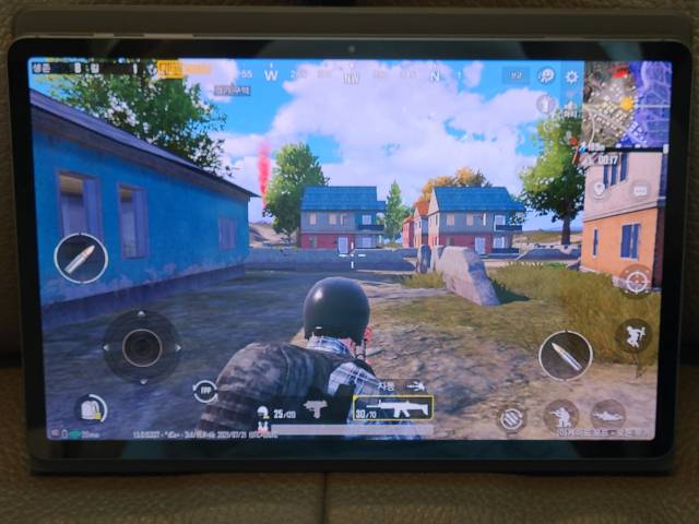 12.4형의 디스플레이를 가진 갤럭시탭 S7 FE로 게임(모바일 배틀그라운드)을 하는 장면/사진=노현섭 기자
