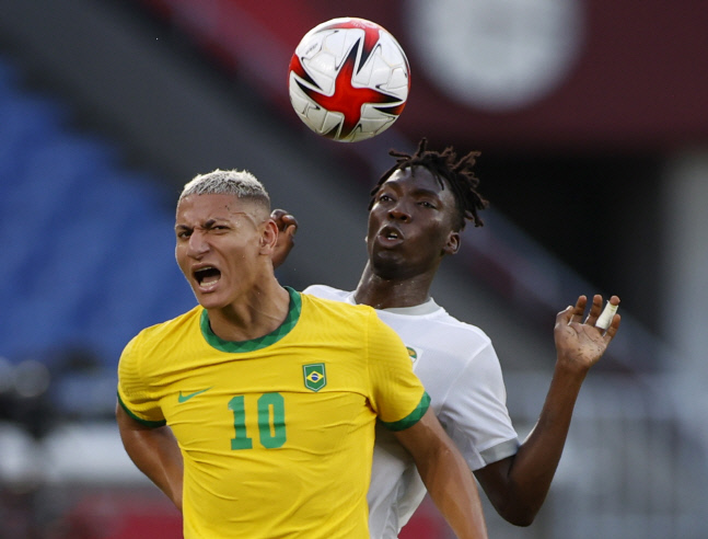 브라질의 히샬리송이 25일 요코하마 경기장에서 열린 코트디부아르와의 2020 도쿄올림픽 남자축구 D조 2차전에서 공을 다투고 있다. 요코하마|로이터 연합뉴스