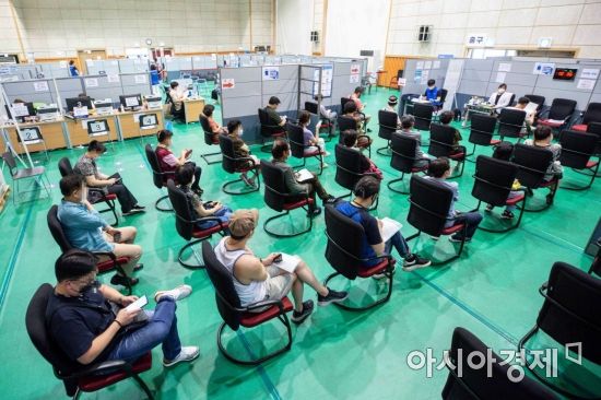 55세에서 59세 코로나19 백신 접종이 시작된 26일 서울 강서구 백신접종센터를 찾은 시민들이 백신을 접종하고 있다./강진형 기자aymsdream@