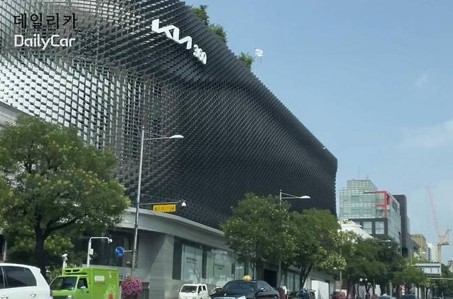 현재 내부 전시 공간 공사중인 기아 360 외관 </figcation>