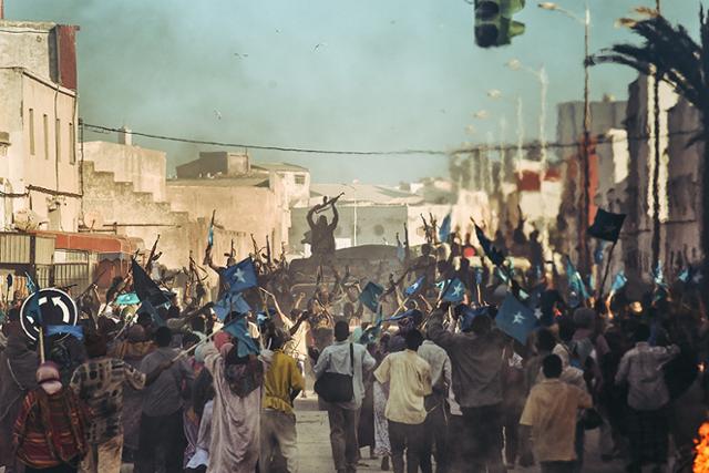 '모가디슈'는 모로코 항구도시 에사우이라에서 촬영했다. 모로코인은 소말리아인과 인종적으로 단역을 포함해 외국인 배우 모두를 모로코 이외 지역에서 캐스팅했다. 롯데엔터테인먼트 제공