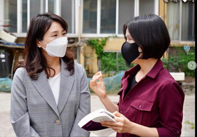 광주 광천시민아파트 앞에서 김혜경(왼쪽)씨와 이혜영 작가가 얘기를 나누고 있다. 민형배 의원 페이스북 캡처