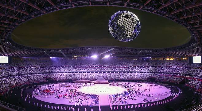 지난 23일 일본 도쿄 신주쿠 국립경기장에서 열린 2020 도쿄올림픽 개막식에서 드론으로 만든 지구가 떠오르고 있다. [사진출처:연합뉴스]