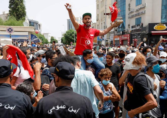 튀니지 시민들이 25일(현지시간) 튀니스 거리로 나와 정부의 코로나19 부실 대응과 경제난에 불만을 표출하기 위한 시위를 열고 있다. 튀니스|로이터연합뉴스