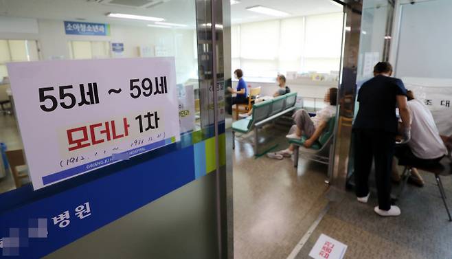55~59세에 대한 코로나19 백신 접종이 시작된 26일 오전 광주 북구의 한 병원에서 대상자들이 모더나 백신을 접종받고 있다. 연합뉴스