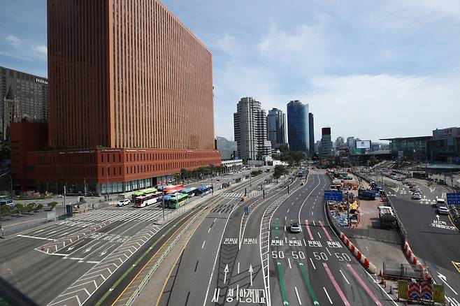 The roads surrounding Seoul station in the city’s central district appear relatively empty on Sunday afternoon. (Yonhap)