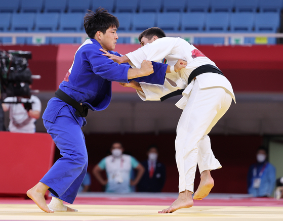 Korea's An Chang-rim fights Rustam Orujov of Azerbaijan in the men's 73 kilogram bronze medal fight at the Nippon Budokan in Tokyo on Monday. [NEWS1]
