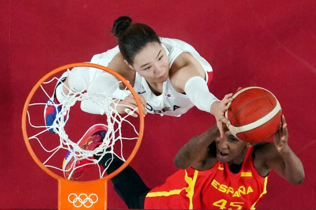 여자 농구 국가대표팀 센터 박지수가 26일 일본 사이타마현 사이타마 슈퍼아레나에서 치른 조별리그 A조 1차전에서 스페인 아스토 은도어의 슛을 블락하고 있다.  로이터연합뉴스