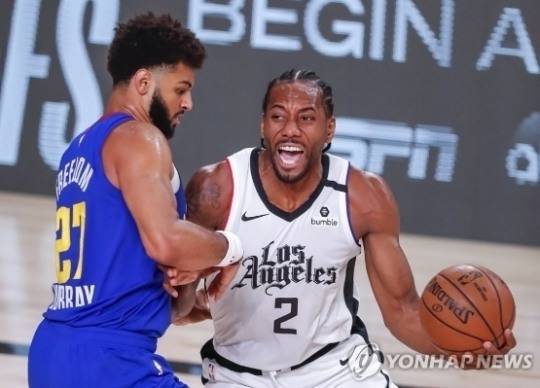 농구에서 실린더는 몸싸움의 한계를 구별하는 가상의 공간을 말한다. 사진은 NBA LA 클리퍼스 카와이 레너드(2번)가  스크린을 돌파하는 모습. [연합뉴스 자료사진]