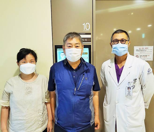 세번의 암을 치료한 경정무 씨(중앙)가 외과 이원석 교수(오른쪽)와 함께 마지막 정기검진에서 건강하다는 결과를 듣고 함께 사진을 찍었다.